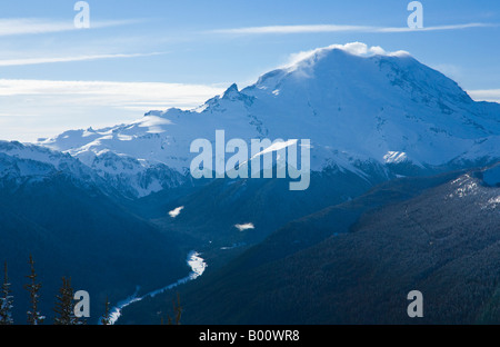 Mount Rainier an einem sonnigen Wintertag wie gesehen von der Spitze des Crystal Mountain Ski Resort Stockfoto