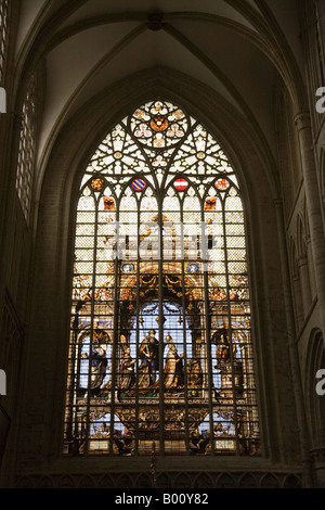 Glasmalerei im nördlichen Querschiff der Kathedrale der Heiligen Michel und Gudule in Brüssel, Belgien. Stockfoto