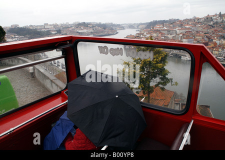 Blick über Porto vom oberen Rand ein Doppeldecker London Bus machen die City Tour an einem regnerischen Tag. Stockfoto