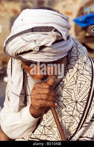 Indien Rajasthan Rohet am Ende des Tages entspannt die Familie Patriarch mit einer Wasserpfeife rauchen im Hof seines Hauses Stockfoto