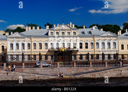 Russland, Franz-Josef-Land. Luftaufnahme des russischen Atom-Eisbrecher "Jamal" im Meereis. Stockfoto