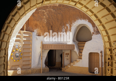 Tunesien, Matmata. Konvertiert von einem von der Stadt berühmten Höhlenwohnungen Pit-Häusern, ist das Hotel Sidi Driss. Stockfoto