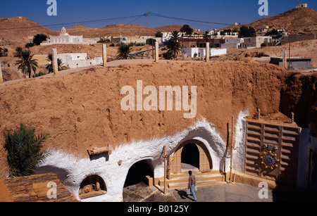 Tunesien, Matmata. Konvertiert von einem von der Stadt berühmten Höhlenwohnungen Pit-Häusern, ist das Hotel Sidi Driss. Stockfoto