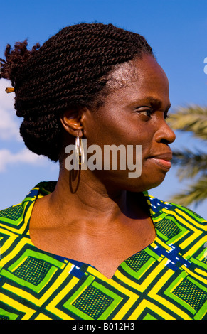 Nigeria-Afrika Frau Profil in native bunte Tracht Stockfoto