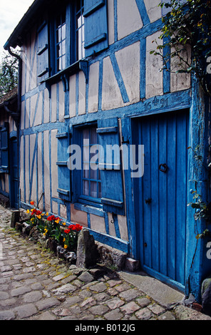 Frankreich, Oise, Gerberoy. Eine traditionelle Hütte auf einer gepflasterten Straße. Stockfoto