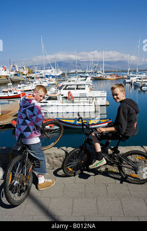 Island, Reykjavik. Im Bereich Hafens ein paar jungen isländischen ruhen auf ihren Bikes mit Blick auf den Hafen. Stockfoto