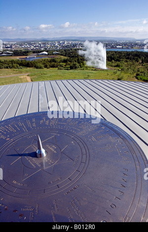 Island, Reykjavik. Aussicht von der Spitze des The Pearl (Perlan) ist ein Wahrzeichen Gebäude in Reykjavik, die Hauptstadt von Island. Es wurde ursprünglich von Ingimundur Sveinsson entworfen. Perlan befindet sich auf dem Hügel Oskjuhlío wo gab es warmes Wasser Lagertanks für Jahrzehnte. Im Jahr 1991 wurden die Tanks aktualisiert und eine halbkugelförmige Struktur auf der Oberseite platziert. Dieses Projekt wurde weitgehend auf Geheiß des Davío Oddsson, während seiner Zeit als Bürgermeister von Reykjavík durchgeführt. Stockfoto