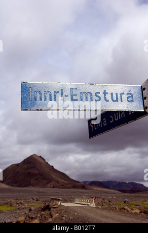 Island. Wegweiser in der Mitte Islands gestrahlt vulkanischen Interieur mit einer ausgestorbenen Schlackenkegel im Hintergrund. Stockfoto