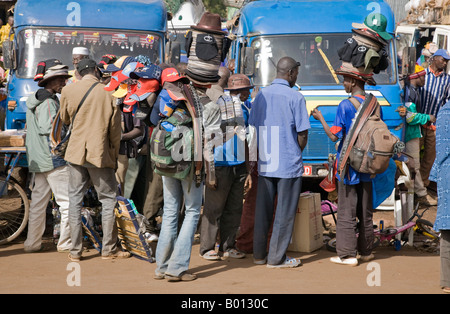 Mali Bamako. Hut-Verkäufer in einem Bamakos Land bus-Stationen wo gut beladene Fahrzeuge für verschiedene Destinationen verlassen. Stockfoto