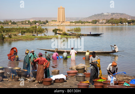 Mali Bamako. Färben und Spülung Baumwolltuch am Stadtrand von Bamako. Stockfoto