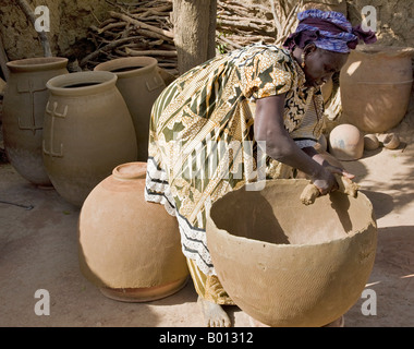 Mali, Segou, Kalabougou. Eine weibliche Potter machen große Tontöpfe in das Dorf Kalabougou, in der Nähe von Segou. Stockfoto