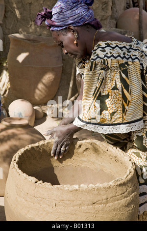 Mali, Segou, Kalabougou. Eine weibliche Potter machen große Tontöpfe in das Dorf Kalabougou, in der Nähe von Segou. Stockfoto