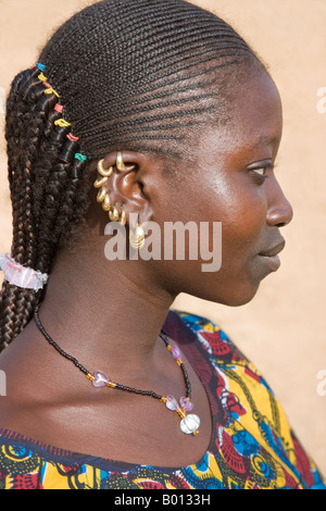 Mali, Douentza. Eine Frau Bella mit geflochtenen Haaren tragen goldene Ohr Ringe in ihrem Dorf in der Nähe von Douentza. Stockfoto