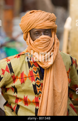 Mali, Gao. Ein Songhay Mann an Gao-Markt mit einem hellen orange Turban. Stockfoto