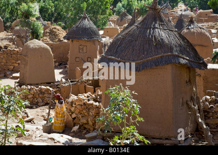 Mali, Dogonland. Eine attraktive Dogon-Dorf auf die Böschung Bandiagara. Wohnungen haben flache Dächer. Stockfoto