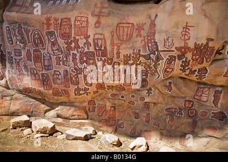 Mali, Dogonland. Eine verzierte Höhlenwand an attraktiven Dogon Dorf von Songho auf die Böschung Bandiagara. Stockfoto