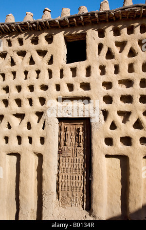 Mali, Dogonland. Ein traditionelles Dogon-Haus mit einer fein geschnitzten Tür am Sangha, eine attraktive Dogon-Dorf. Stockfoto