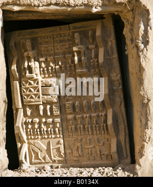 Mali, Dogonland. Eine alte geschnitzte Fenster Auslöser eines traditionellen Hauses der Dogon im Sangha, eine attraktive Dogon-Dorf. Stockfoto