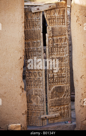 Mali, Dogonland. Ein fein geschnitzte alte Dogon Tür eines traditionellen Hauses im Sangha, eine attraktive Dogon-Dorf. Stockfoto
