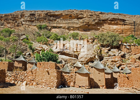 Mali, Dogonland, Koundu. Die attraktive Dogon Dorf Koundu gebaut zwischen Felsen unterhalb der 120 Meilen langen Böschung. Stockfoto