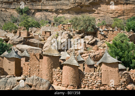 Mali, Dogonland, Koundu. Die attraktive Dogon Dorf Koundu gebaut zwischen Felsen unterhalb der 120 Meilen langen Böschung. Stockfoto