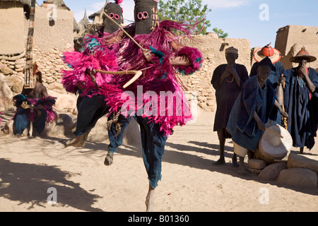 Mali, Dogonland, Tereli. Maskierte Tänzer Sprung in der Luft bei den Dogon Dorf von Tereli. Stockfoto