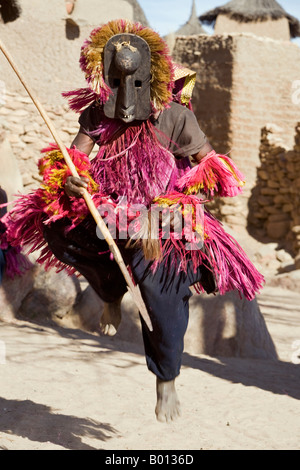 Mali, Dogonland, Tereli. Ein maskierter Tänzer springt hoch in die Luft bei den Dogon Dorf von Tereli. Stockfoto