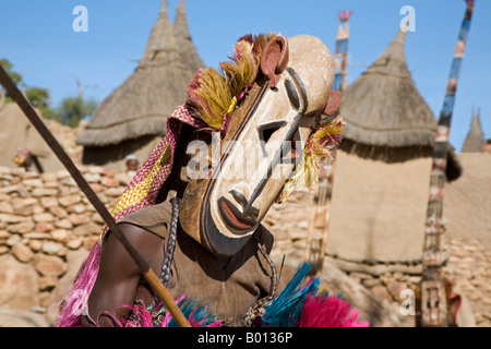 Mali, Dogonland, Tereli. Ein maskierter Tänzer führt bei den Dogon Dorf von Tereli. Stockfoto