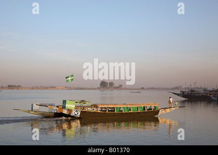 Mali, Mopti. Eine Pinasse Bootstour auf dem Niger in Mopti in den frühen Morgenstunden. Stockfoto