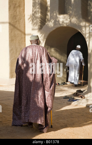 Mali, Mopti. Zwei alte Männer betreten der Moschee von Mopti für Gebete. Diese feine Sudan-Stil-Moschee wurde im Jahre 1935 erbaut. Stockfoto