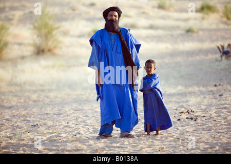 Mali, Timbuktu. Ein Tuareg-Mann und seinem Sohn in der Wüste nördlich von Timbuktu. Stockfoto