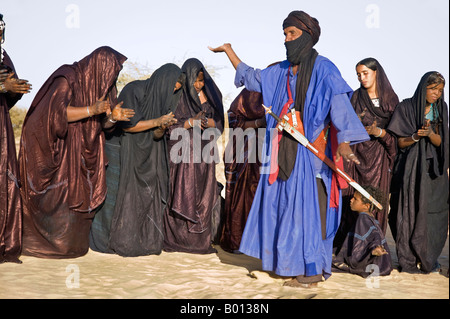 Mali, Timbuktu. Eine Gruppe von Tuareg-Männer und Frauen singen und tanzen in der Nähe von Zuhause Wüste nördlich von Timbuktu. Stockfoto