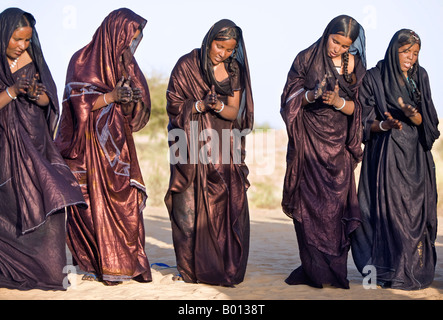 Mali, Timbuktu. Tuareg Frauen singen und tanzen in der Nähe von Zuhause Wüste nördlich von Timbuktu. Stockfoto