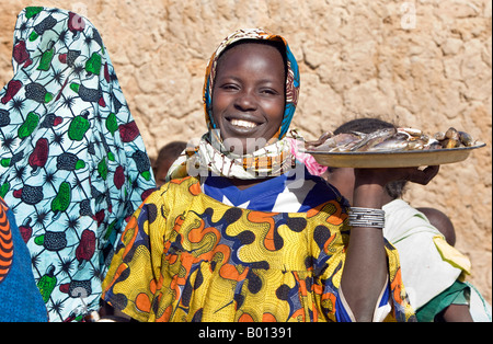 Mali, Niger-Binnendelta. Ein Bozo Mädchen aus Tupe Dorf verkaufen frischen Fisch gefangen im Fluss Niger. Stockfoto