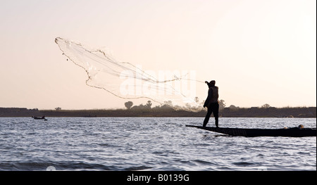 Mali, Niger-Binnendelta. In der Abenddämmerung wirft Bozo Fischer sein Netz des Niger-Flusses nördlich von Mopti. Stockfoto