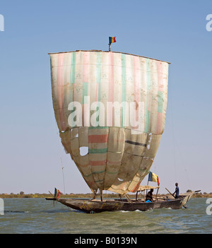 Mali, Niger-Binnendelta. Ein Einbaum unter Segel auf dem Niger zwischen Mopti und Timbuktu. Stockfoto
