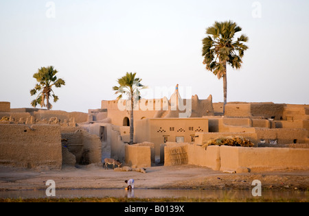 Mali, Niger-Binnendelta. Ein attraktives Dorf an den Ufern des Flusses Niger südlich von Dire. Stockfoto