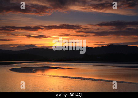 Sonnenaufgang über dem "River Leven" Greenodd Sands, Lake District, Cumbria, England, Großbritannien. Stockfoto