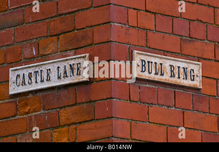 CASTLE LANE und BULL RING Schilder an der Straßenecke im Heu auf Wye Powys Wales UK EU Stockfoto