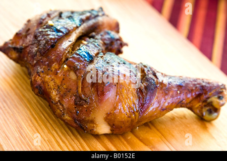 Gegrillte Hähnchenschenkel auch bekannt als Jerk Chicken Karibik Stil flachen DOF Stockfoto