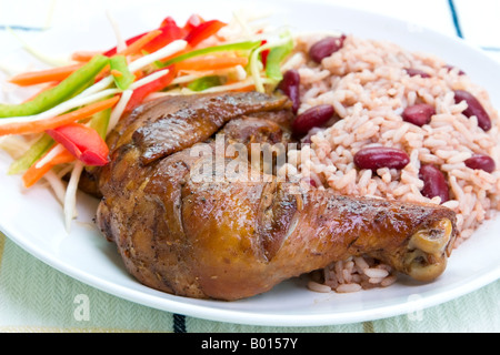 Karibischen Stil Ruckhuhn, serviert mit Reis gemischt mit roten Kidney-Bohnen Gericht begleitet mit Gemüsesalat flachen DOF Stockfoto