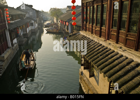Ruderboot am Kanal von historischen Wasserstadt Zhouzhuang, Provinz Jiangsu, China Stockfoto