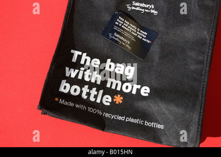 Wiederverwendung von Shopping Taschen aus alten Plastikflaschen Sainsburys Supermarkt Cheltenham UK Stockfoto