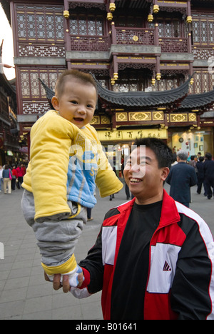 Vater gleicht da Sohn einerseits, Yuyuan Garten und Bazaar, Shanghai, China Stockfoto