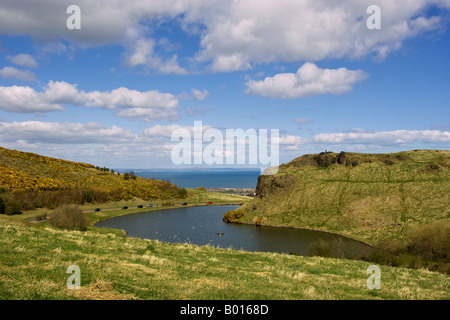 Holyrood Park, Edinburgh, Schottland. Blick von Arthurs Seat Blick auf die Bucht. Stockfoto