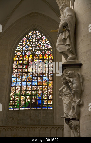 Glasmalerei-Fenster über der Tür westlich der Kathedrale der Heiligen Michel und Gudule in Brüssel, Belgien. Stockfoto