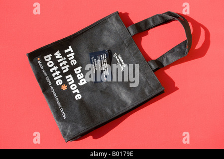 Wiederverwendung von Shopping Taschen aus alten Plastikflaschen Sainsburys Supermarkt Cheltenham UK Stockfoto