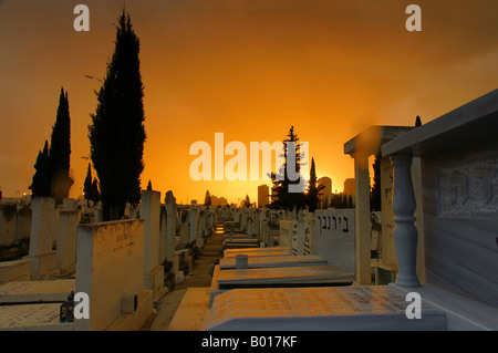 Israel. Grabsteine auf einem jüdischen Friedhof bei Sonnenuntergang nach einem Gewitter. Reflexionen der Farbe aus der Marmorsteine. Stockfoto