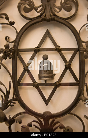 Ein Davidstern auf eine Synagoge in das jüdische Viertel (Josefov), Prag, Böhmen, Tschechien. Stockfoto