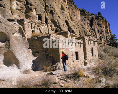 Ein Wanderer untersucht alten Anasazi Indian Cliff Häuser in Bandelier in den Jemez Bergen Stockfoto